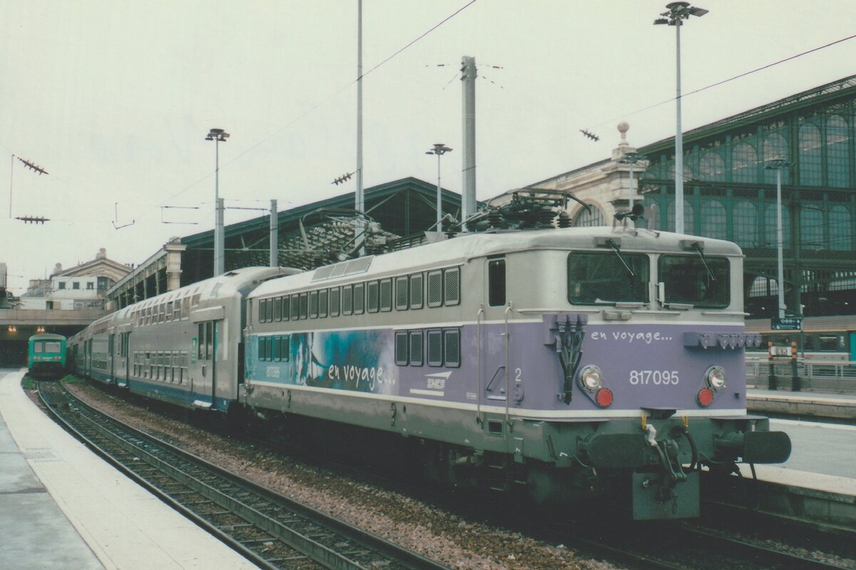 Am 20 Mai 2003 verlast SNCF 17095 mit ein RER Paris Gare du Nord. Wie in viele Europäische Staaten lauft auch in FRankreicht das Zeitalter der Lokgezogene Züge zum Ende. Auch in Pariser Vorortverkehr sind beinahe alle Züge von Triebzüge gefordert worden.