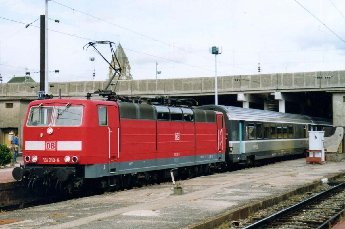 Am 20 Mai 2004 verlässt 181 210 mit ein CoRailzug nach Saarbrücken Metz-Ville.