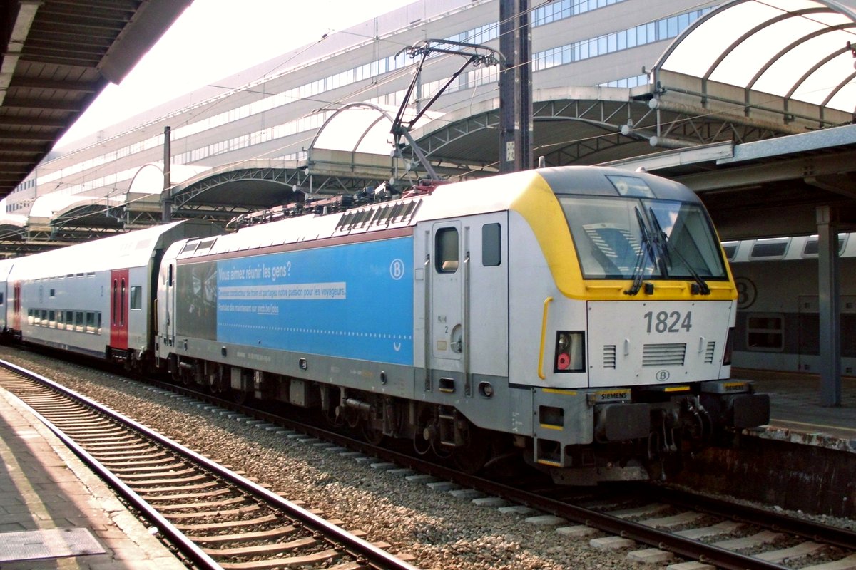 Am 20 September 2019 steht 1824 in Brussel Noord und wirbt für neue Lokführer bei der NMBS/SNCB.