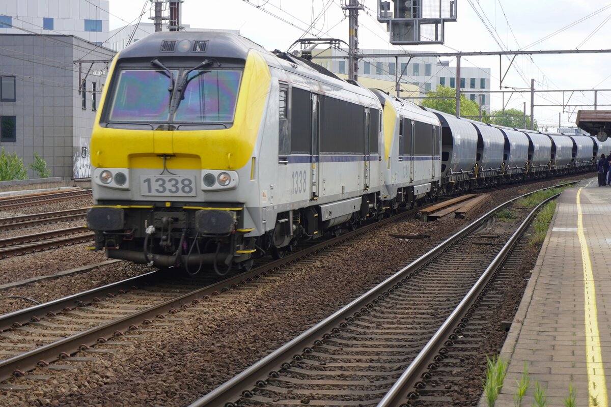 Am 21 Mai 2026 zieht Lineas 1338 ein Getreidezug durch Antwerpen-Berchem.