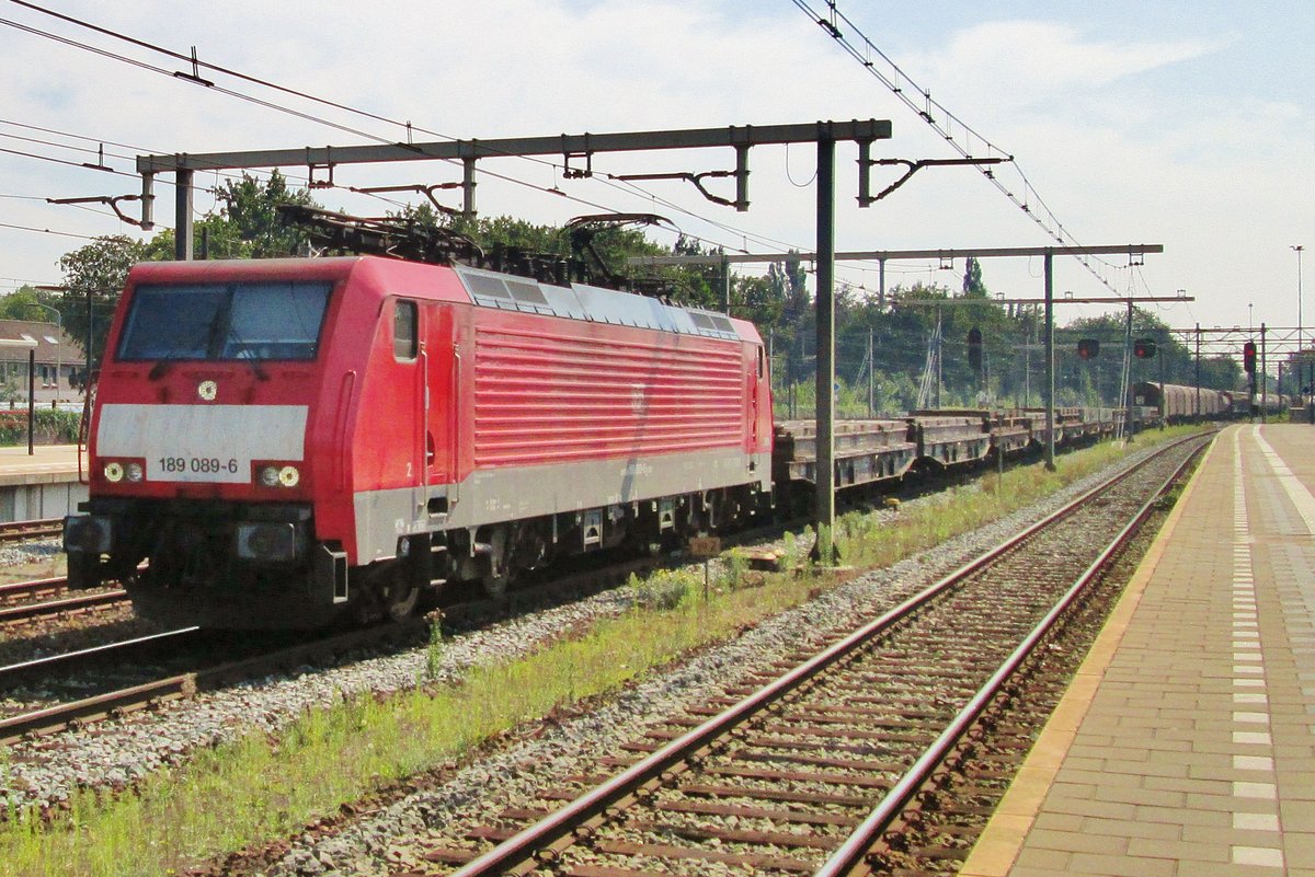Am 22 Augustus 2015 durchfahrt ein Stahlzug mit 189 089 Boxtel. 