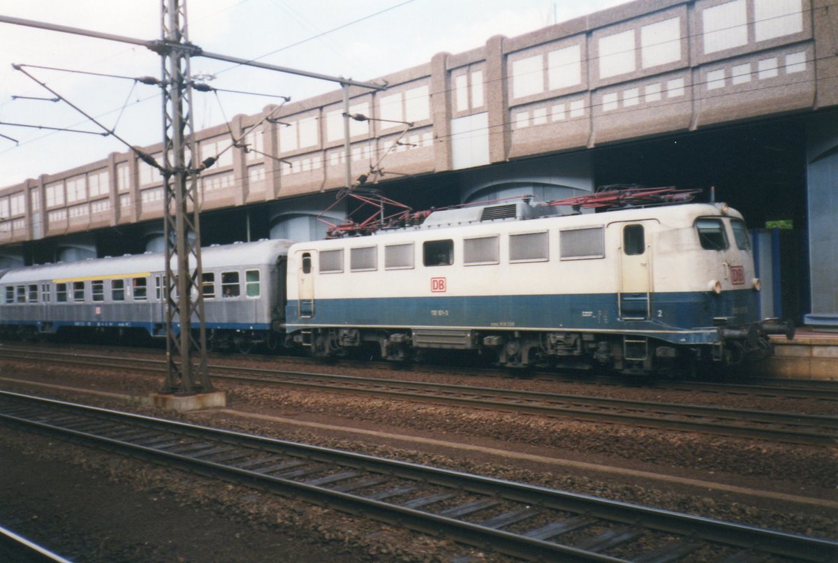 Am 22 Juli 1999 steht 110 101 in Kassel-Wilhelmshöhe. 