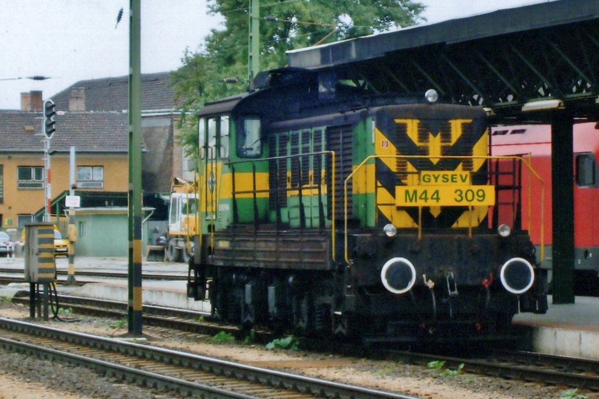 Am 22 Mai 2008 lauft GySEV M44 309 um in Sopron.