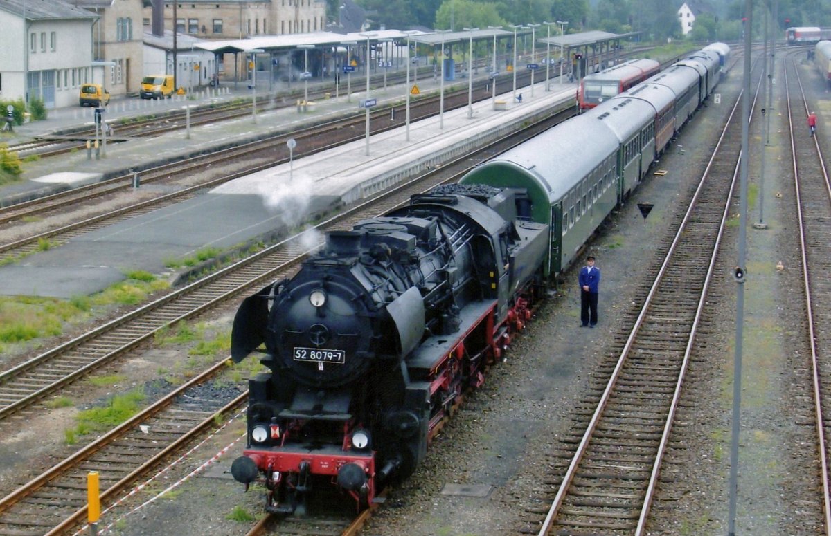 Am 22 Mai 2010 steht 52 8079 mit ein Sonderzug in Neuenmarkt-Wirsberg. 