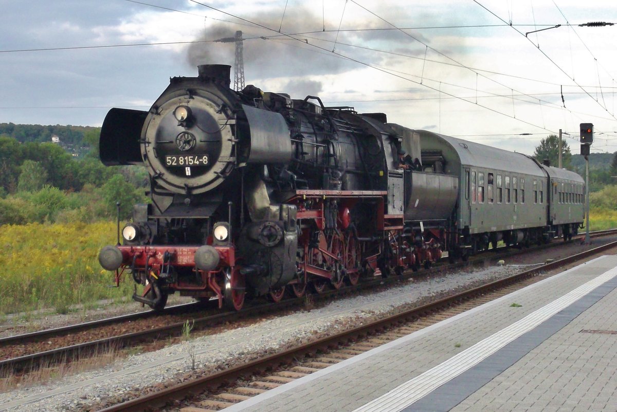 Am 22 Mai 2015 steht 52 8154 mit Sonderzug in Naumburg (Saale).