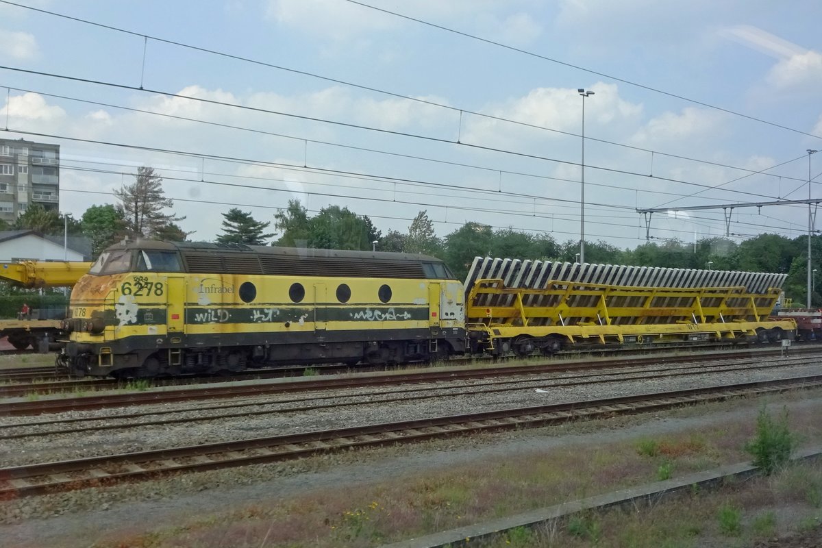 Am 22 Mai 2019 steht 6278 mit ein Werkszug in Mol w:ahrend die Elektrifikationsarbeiten der STrecke Hasselt--Mol--Neerpelt.