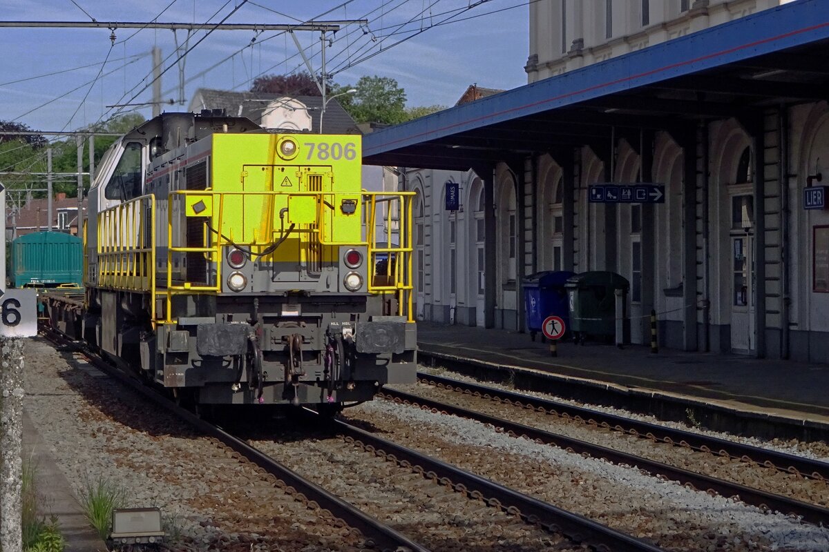 Am 22 Mai 2019 wird NMBS 7806 von der Bahnsteoigkante in Lier fotografiert.