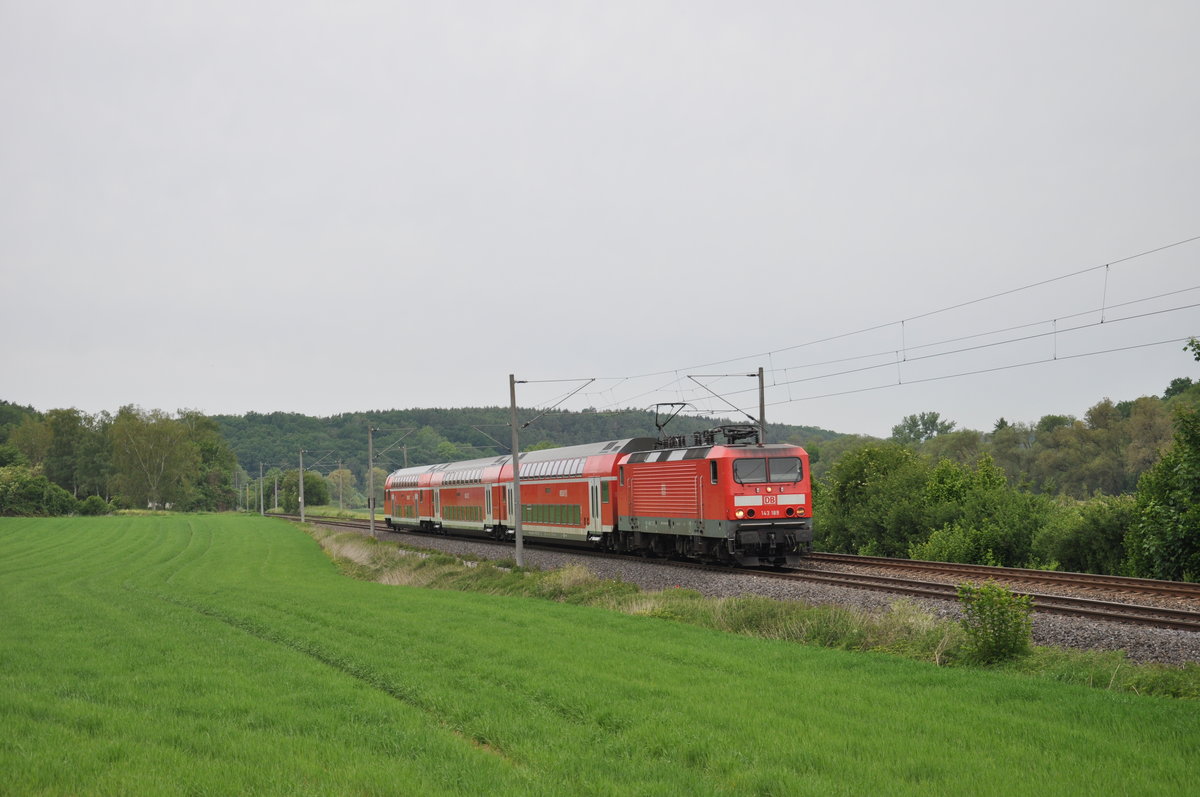 Am 22. Mai 2020 war 143 189 mit einer reinen aus der 2. Klasse bestehenden RB22 auf der Fahrt nach Frankfurt Hbf und konnte dabei am BÜ in Niederbrechen fotografiert werden.