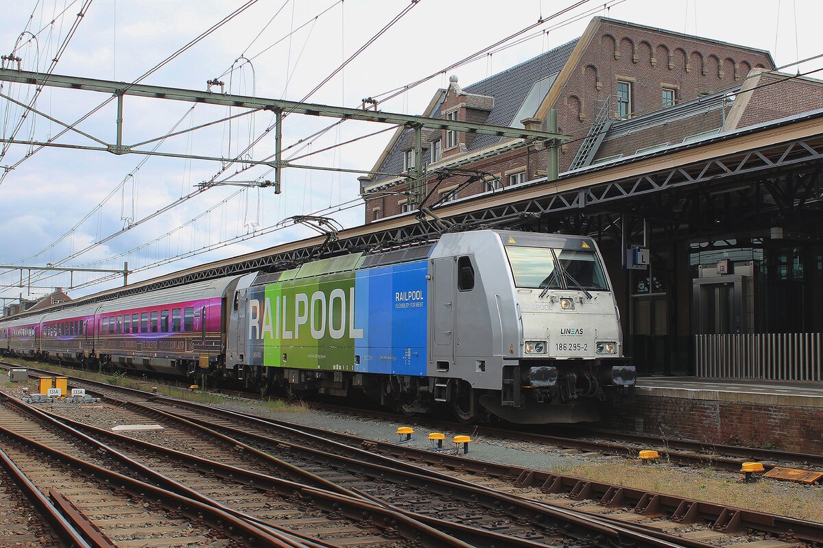 Am 23 Juli 2026 ist der Sonderzug  Tomorrowland Express II  mit 186 295 etwa 45 Minuten vor Plan in Roosendaal eingetroffen und soll am geplanter Moment sabfahren nach Essen (B) und Antwerpen.