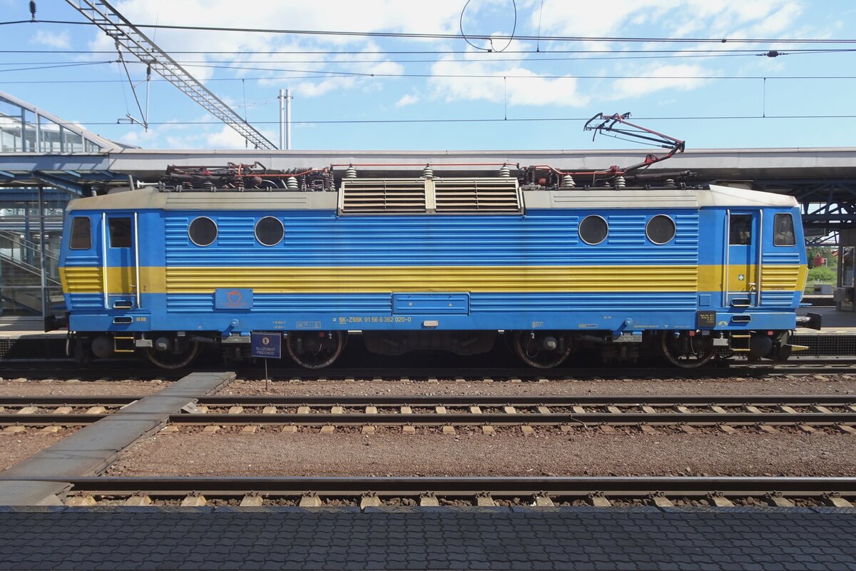 Am 23 Juni 2022 lauft ZSSK 362 020 'BRANO' um in Poprad-Tatry.