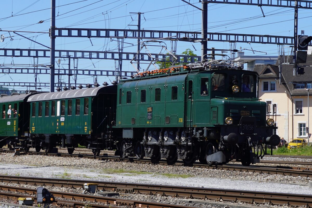 Am 23 Mai 2026 durchfahrt ein Extrazug aus Basel SBB nach Z�rich HB mit der hundert Jahr alter 10664 durch Brugg AG. Die 10664 war noch keine Monat vorher restauriert worden.