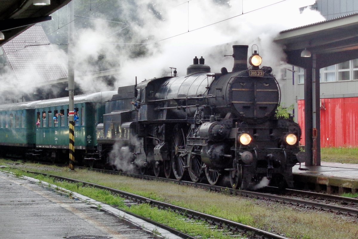 Am 23 September 2017 treft 310.23 mit ein Dampfzug in Ostrava hl.n.