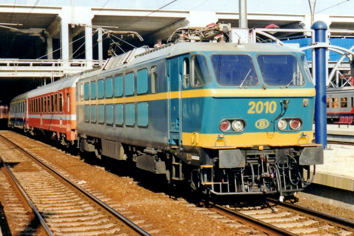 Am 24 Juli 1997 steht SNCB 2010 in Namur.
