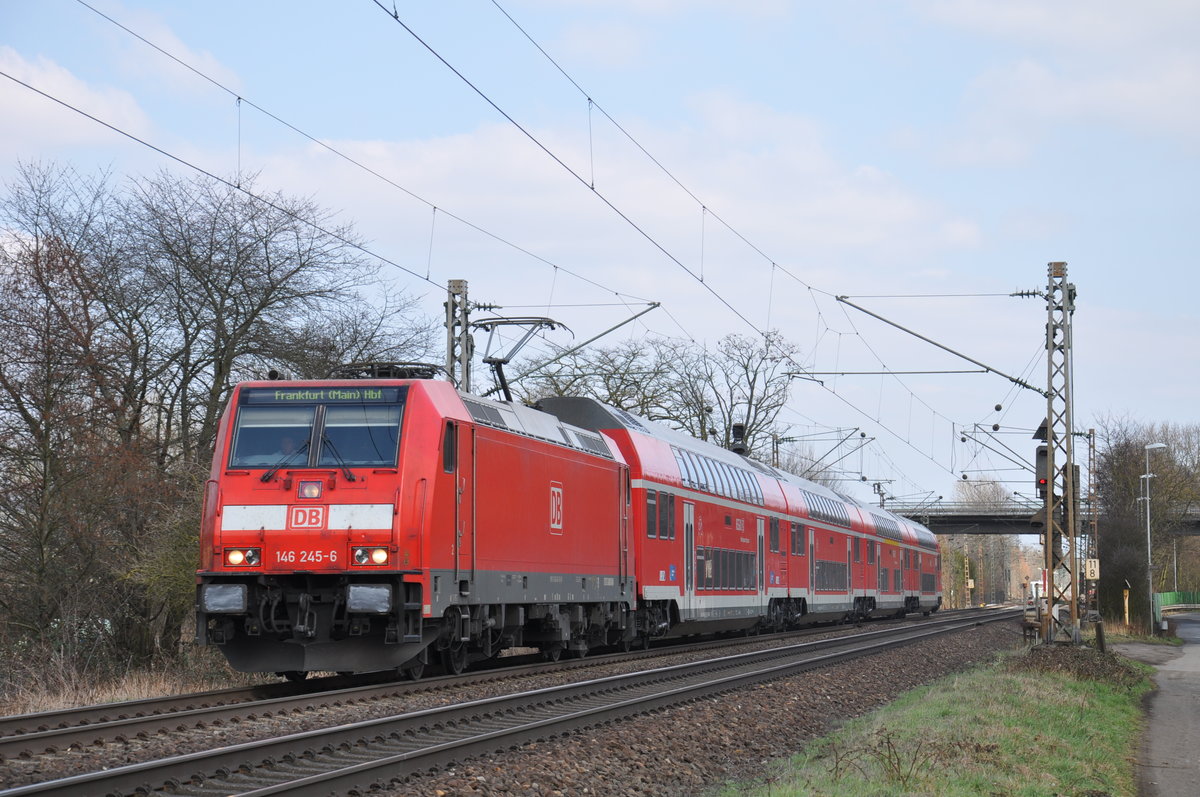 Am 24.03.2018 zog die damals noch verkehrsrote 146 245-6 ihren RE54 nach Frankfurt Hbf aus Maintal Ost heraus und steuert nun ihren nächsten Halt Maintal West an.
Heute ist die 146 245-6 im BahnlandBayern-Farbkleid unterwegs und fährt auch nur noch in Bayern. 