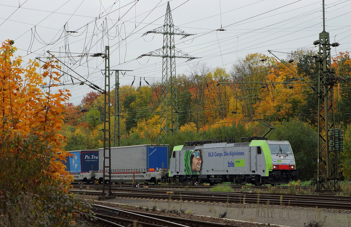 Am 24.10.2015 durchfuhren vier schweizer Lokomotiven innerhalb von 70 Minuten den Gterbahnhof Kln-Gremberg, die letzte war 486 504 von BLS Cargo