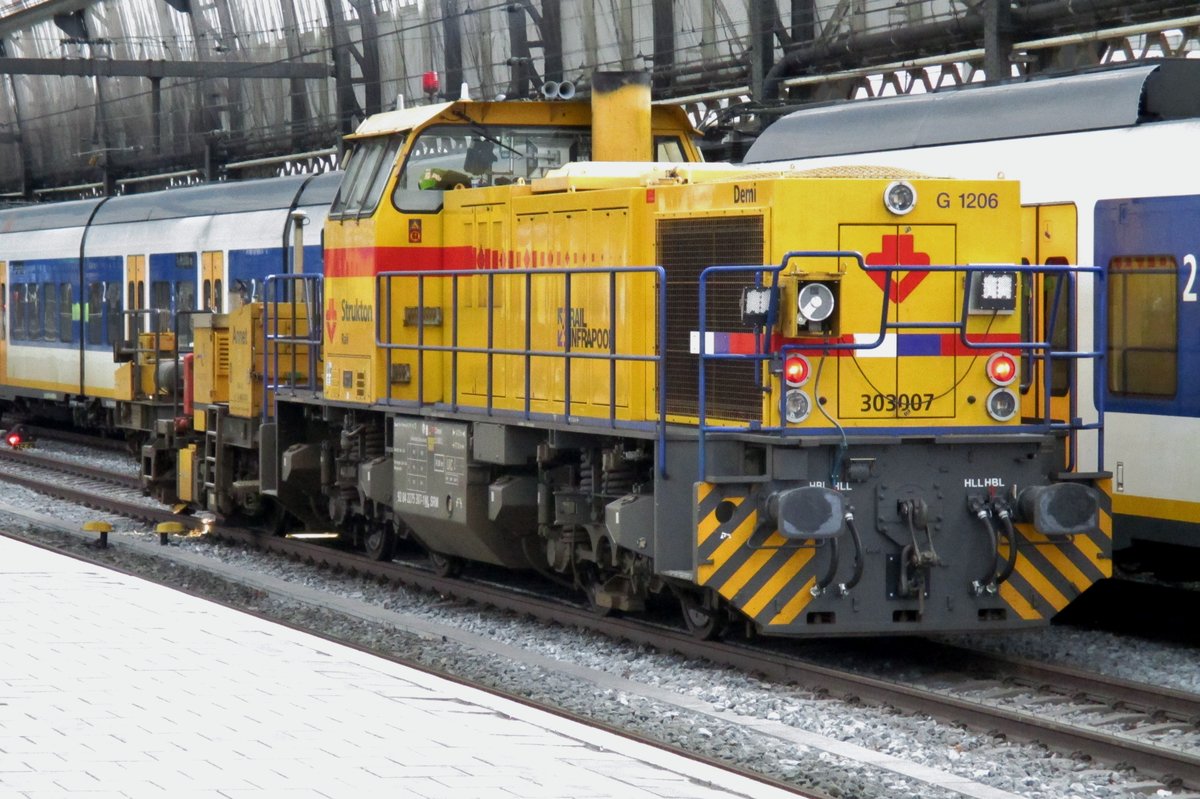 Am 25 Februar 2017 steht Strukton 303007 in Amsterdam Centraal.