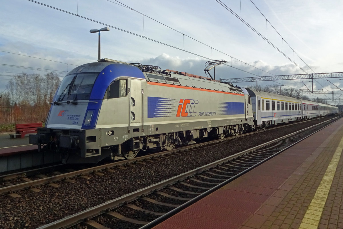 Am 25 februar 2020 treft 370 003 mit der Berlin-Warszawa Express in Rzepin ein.