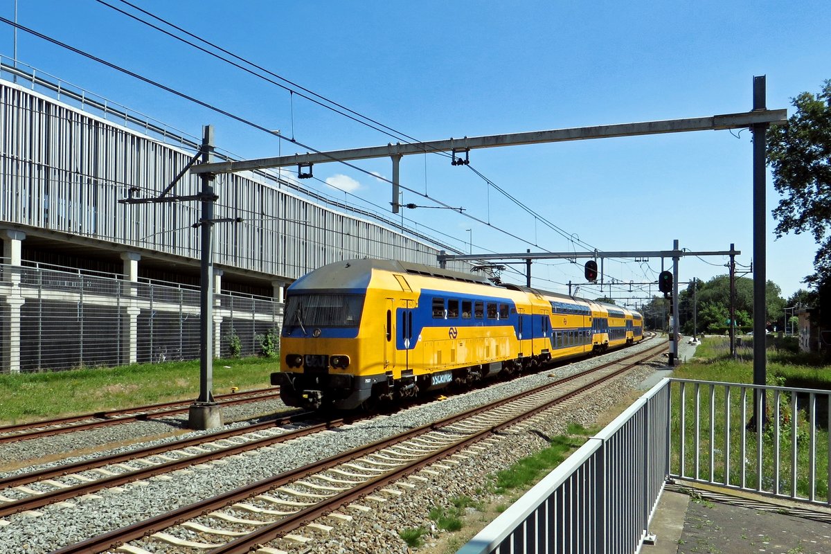 Am 25 Juni 2020 durchfahrt NS 7527 Barneveld Noord.