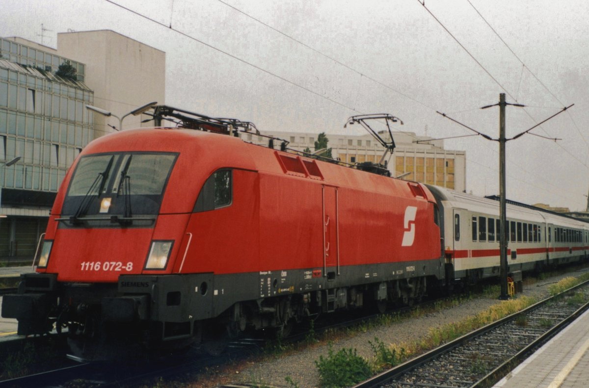 Am 25 Mai 2004 steht ÖBB 1116 072 mit ein EC nach Salzburg in Hamburg-Altona.