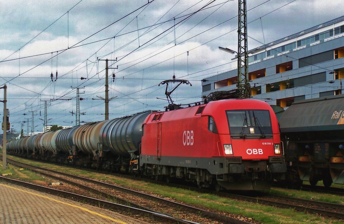 Am 25 Mai 2009 zieht 1016 008 ein Kesselwagenzug durch Wien-Htteldorf.