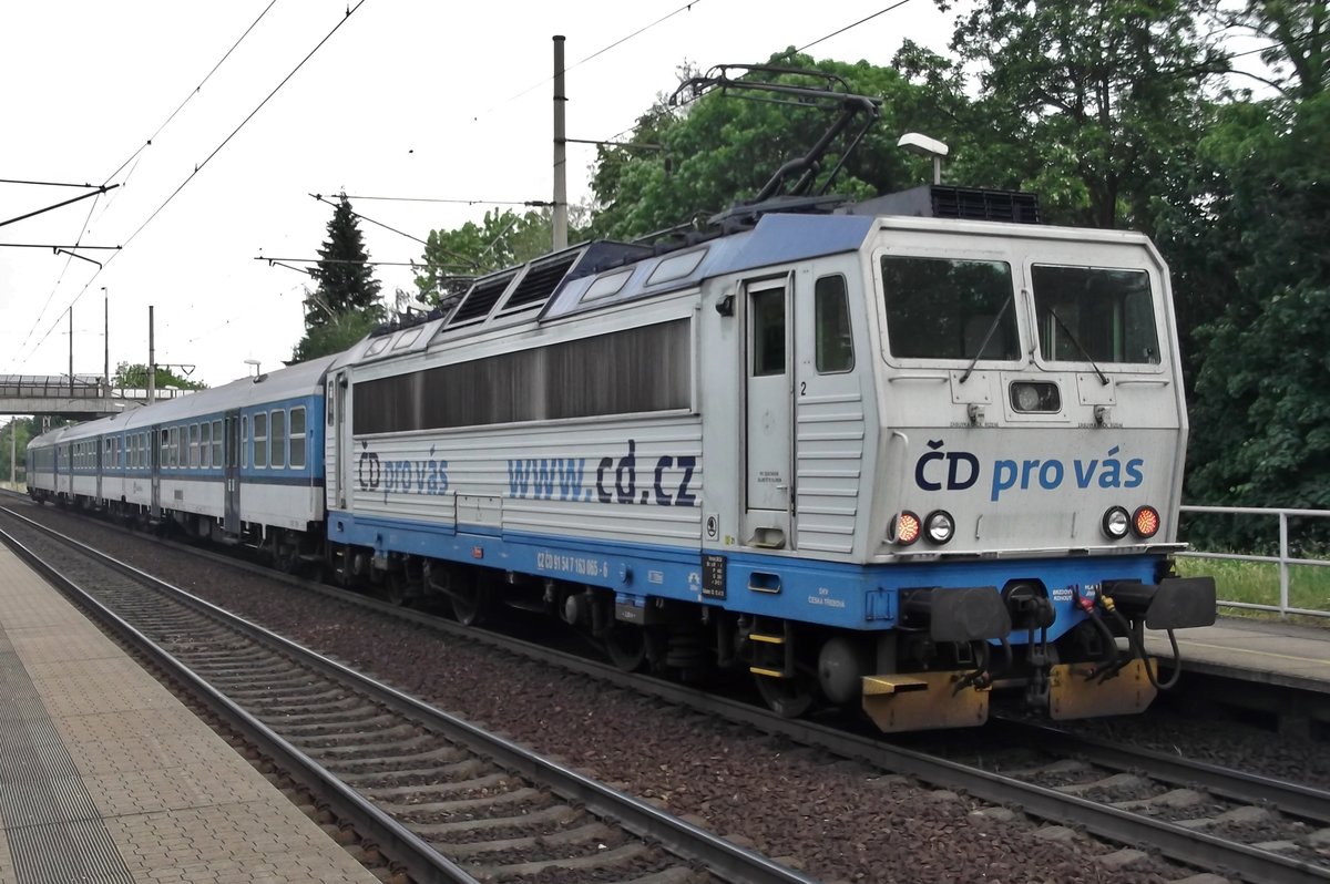 Am 25 Mai 2015 steht 162 065 mit ein Osobowy in Pardubice-Pardubicky. 