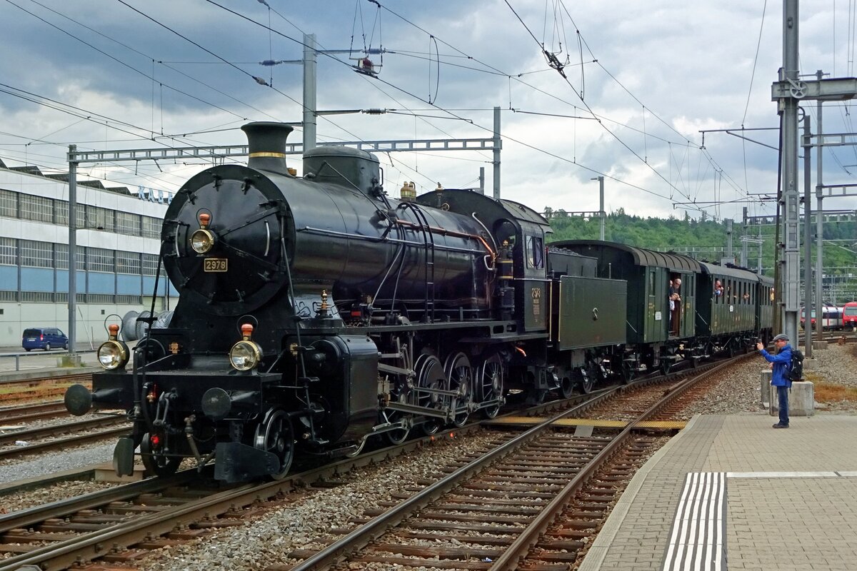 Am 25 Mai 2019 treft SBB Historic 2978 mit ein kurzer Sonderzug in Brugg AG ein.