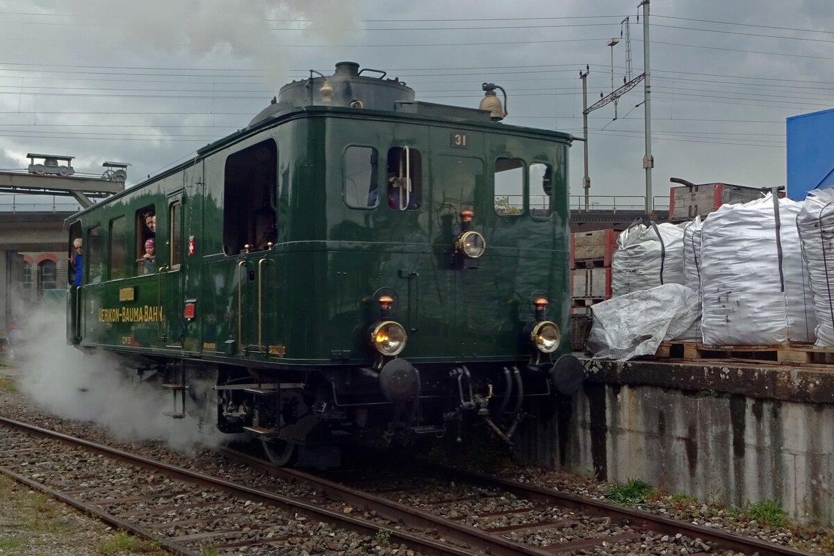 Am 25 Mai 2019 war es Pfingsten und dass bezeignete das das Depot von SBB Historic bzw Verein Mikado 1244 Offenes Wochenende hatte. Eine der G�ste war der Kittle Dampftriebwagen CZm 1/2 Uerlikon-Bauma Bahn no.31. Iss depot bereitet UeBB-31 sich auf der n�chste Einsatz vor und der Regen will auch mitfahren.
