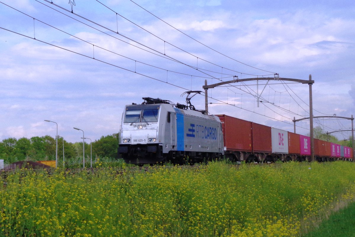 Am 26 April 2019 durchfahrt RTB 186 425 mit ein KLV Oisterwijk.