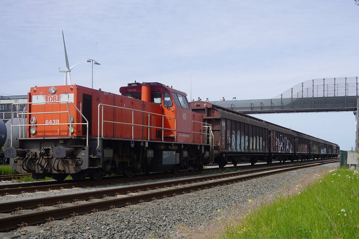 Am 26 April 2026 treft 6438 'HENK' mit ein Ganzzug aus Moerdijk in Lage Zwaluwe ein.