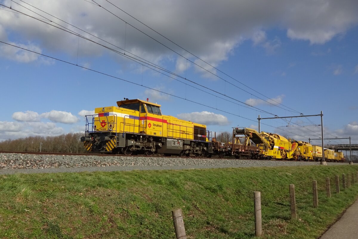 Am 26 Februar 2021 durchfahrt Strukton 303008 mit ein Gleisbauzug Niftrik.