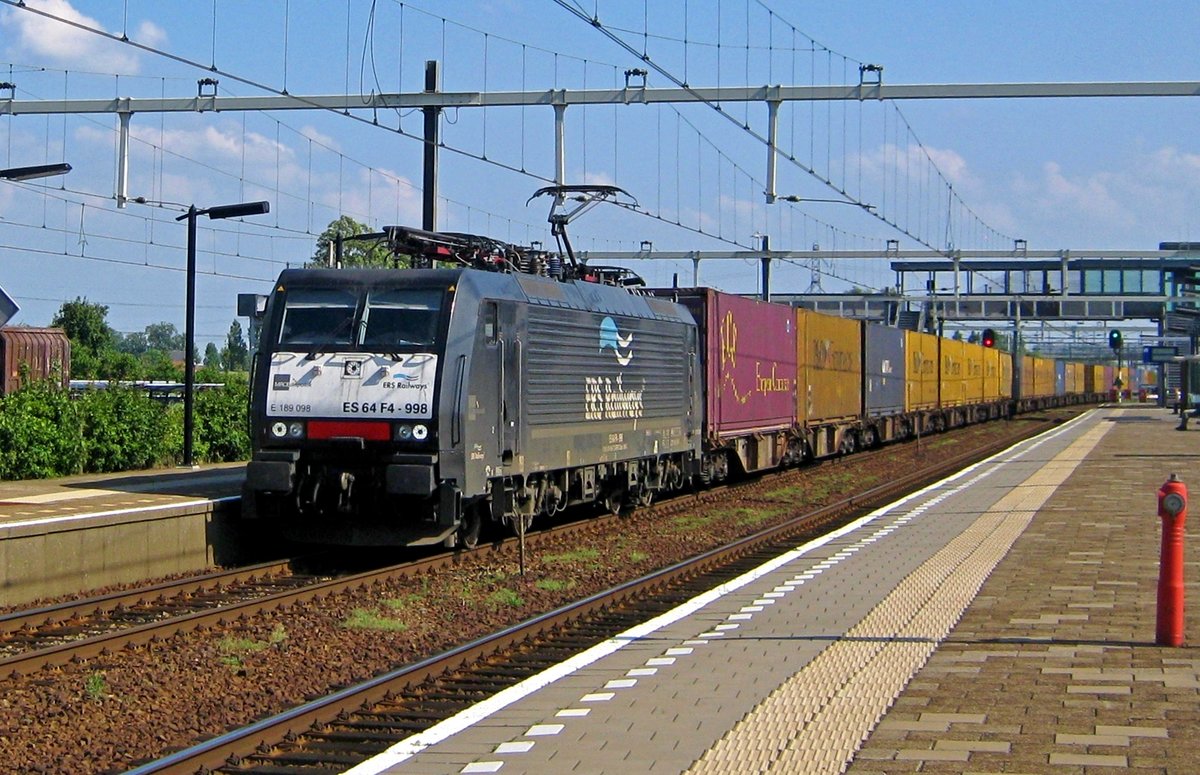 Am 26 Juni 2012 durcheilt ERS Railways 189 098 mit ein KLV Lage Zwaluwe. 