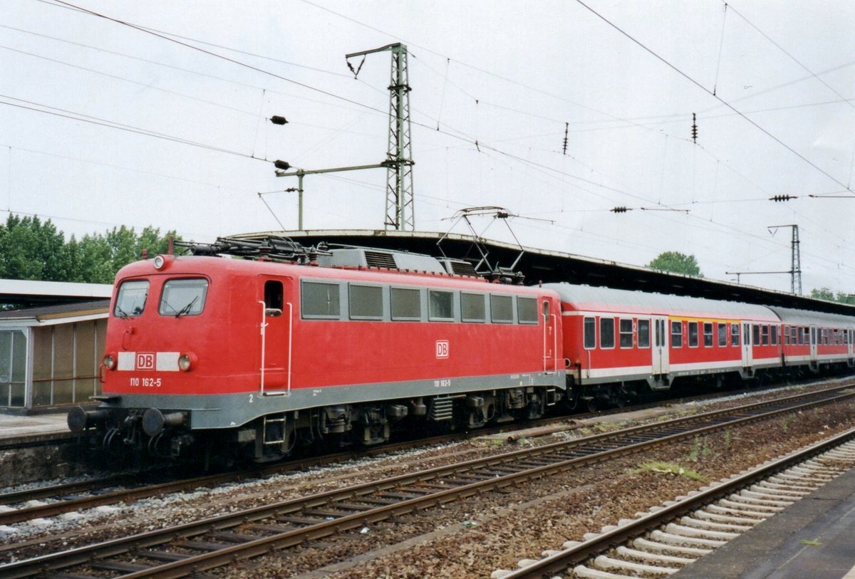 Am 26 Mai 2004 steht 110 162 in Köln Deutz. 