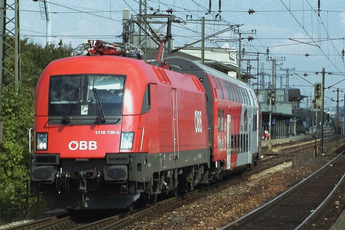 Am 26 Mai 2008 verlässt 1116 139 mit eim RE Wien-Hütteldorf.