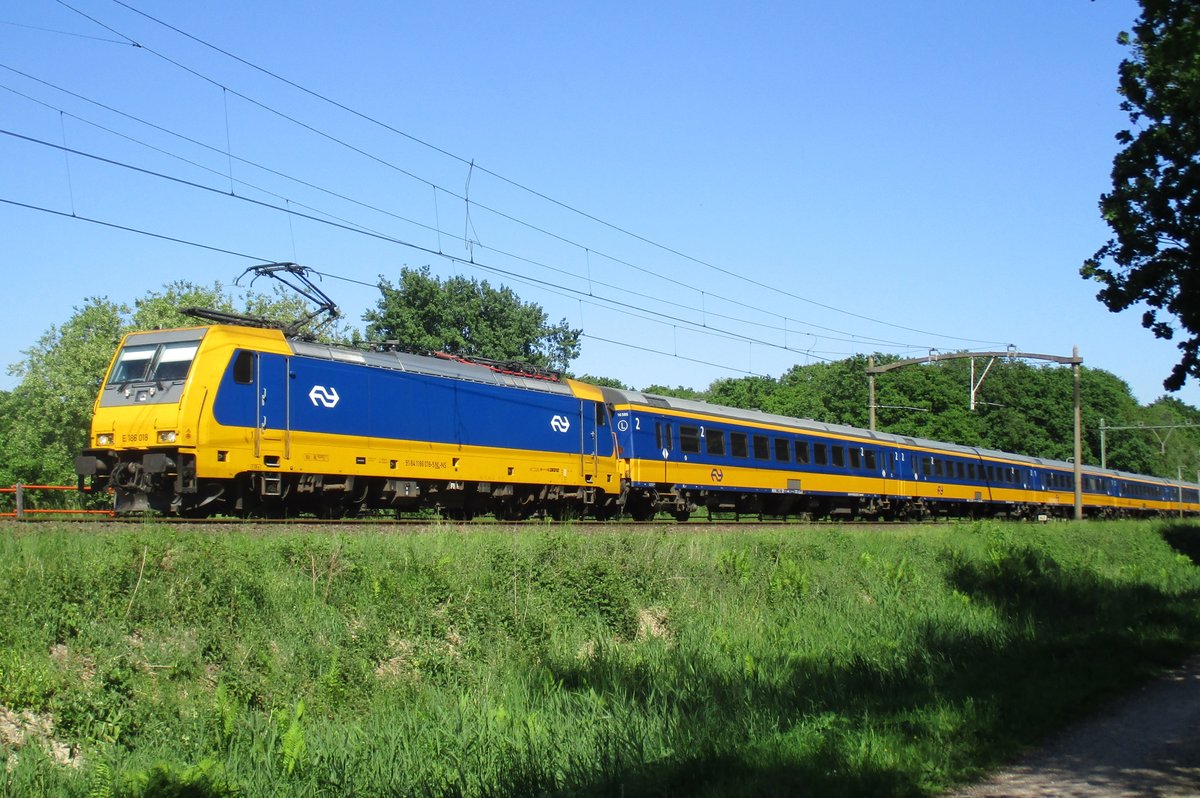 Am 26 Mai 2017 passiert 186 018 mit ein IC nach Rotterdam Tilburg Oude Warande.