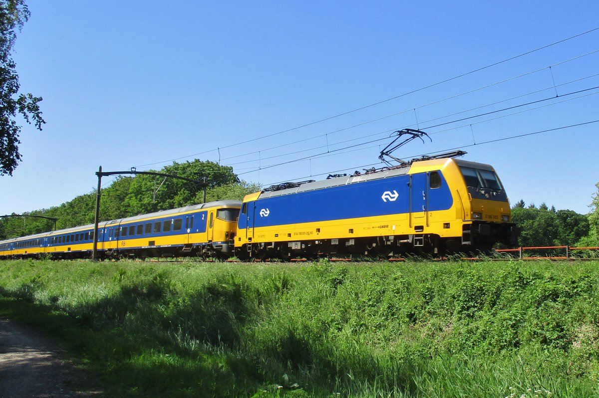Am 26 Mai 2017 passiert 186 005 mit ein IC nach Rotterdam Tilburg Oude Warande.