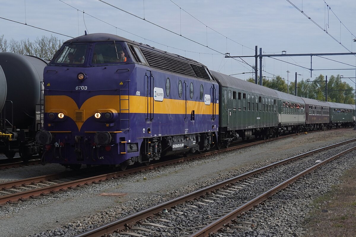Am 27 April 2026 zieht RFO 6703 der Koningsdag Express nach Moerdijk durch Lage Zwaluwe.