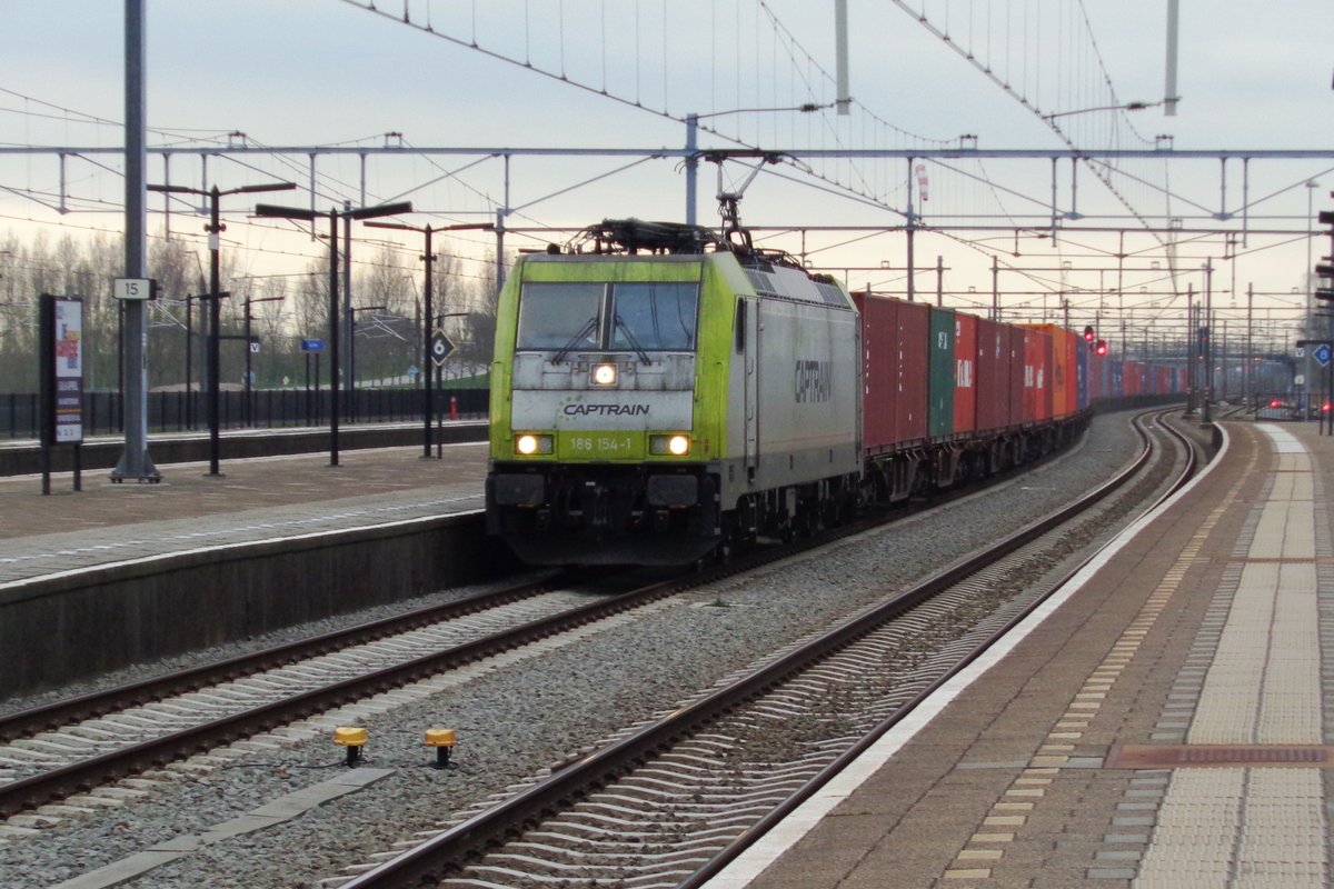 Am 27 März 2018 durchfahrt CapTrain 186 154 Lage Zwaluwe.