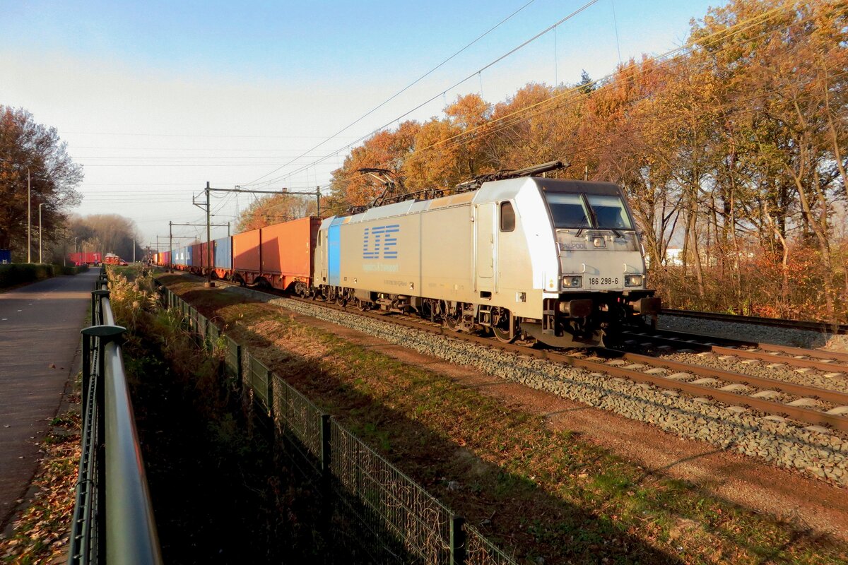 Am 27 November 2020 durchfahrt LTE 186 298 mit der Mannheim/Wörth KLV Blerick im letzten Sonnenschein.