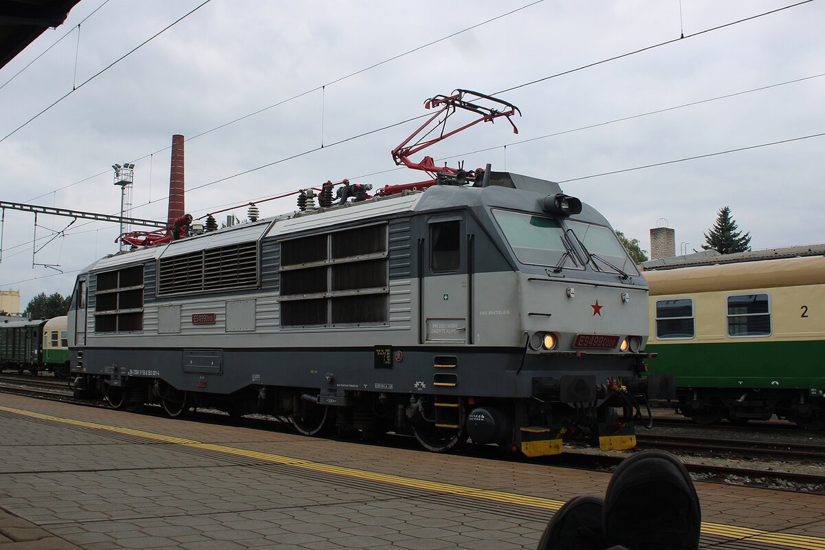 Am 27 September 2025 steht ZSSK ES499-0001/350 001 in Benesov u Prahy. Die Schuhe rechts im Bild gehören zum Fotograf, der am diesen Moment keine Lust hatte, auf zu stehen...