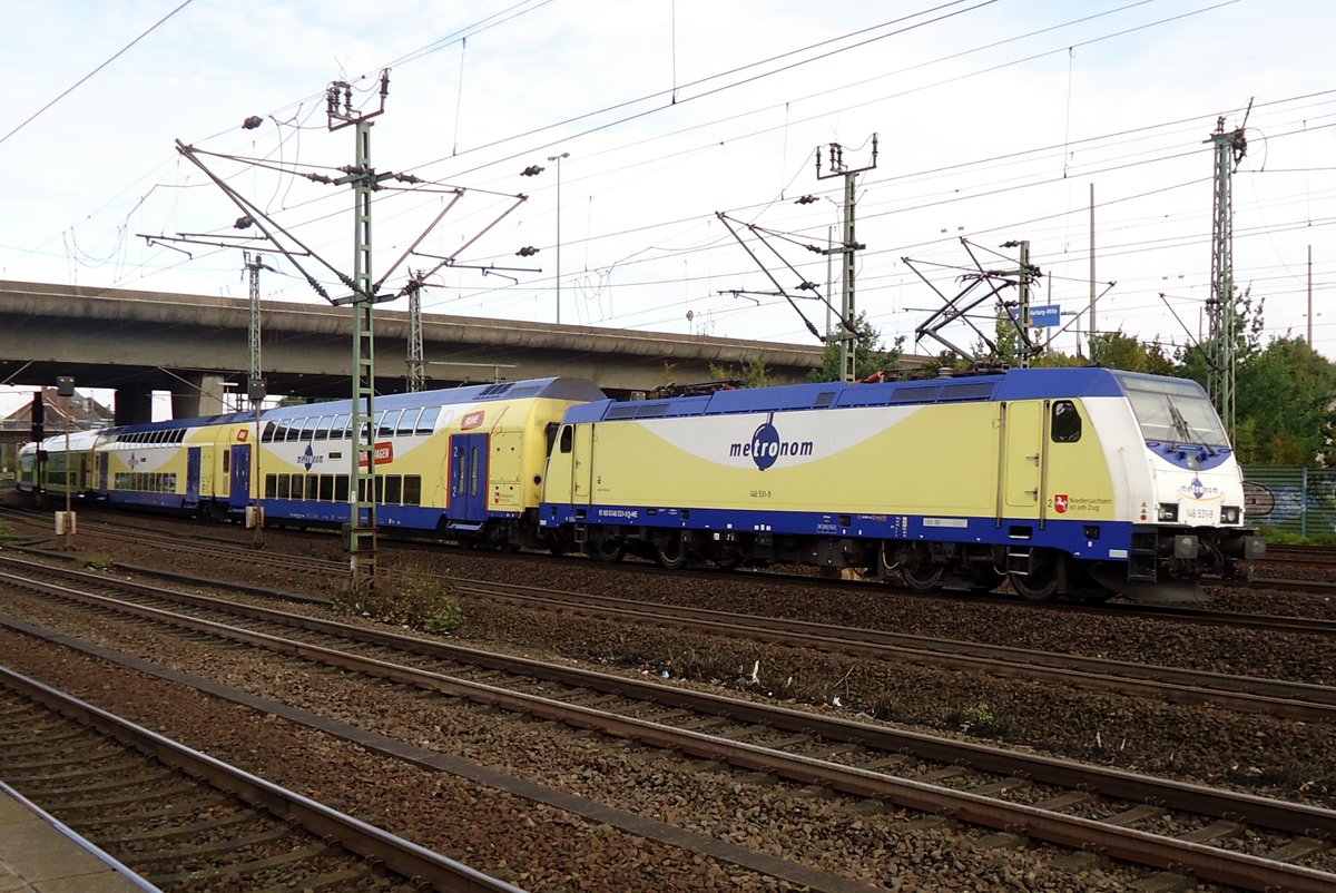 Am 28 April 2015 legt 146 531 sich in die Kurve in Hamburg-Harburg. 