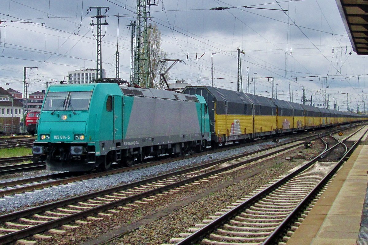 Am 28 April 2016 durchfahrt 185 614 mit ein ARS-PKW Zug Bremen Hbf.