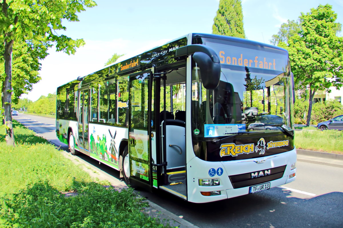 Am 28. April 2018 steht am U Bahnhof Berlin Rudow der MAN Lion's City TF-UR13 der Firma A. Reich GmbH aus Jüterbog für Shuttle Fahrten zur ILA 2018 bereit.