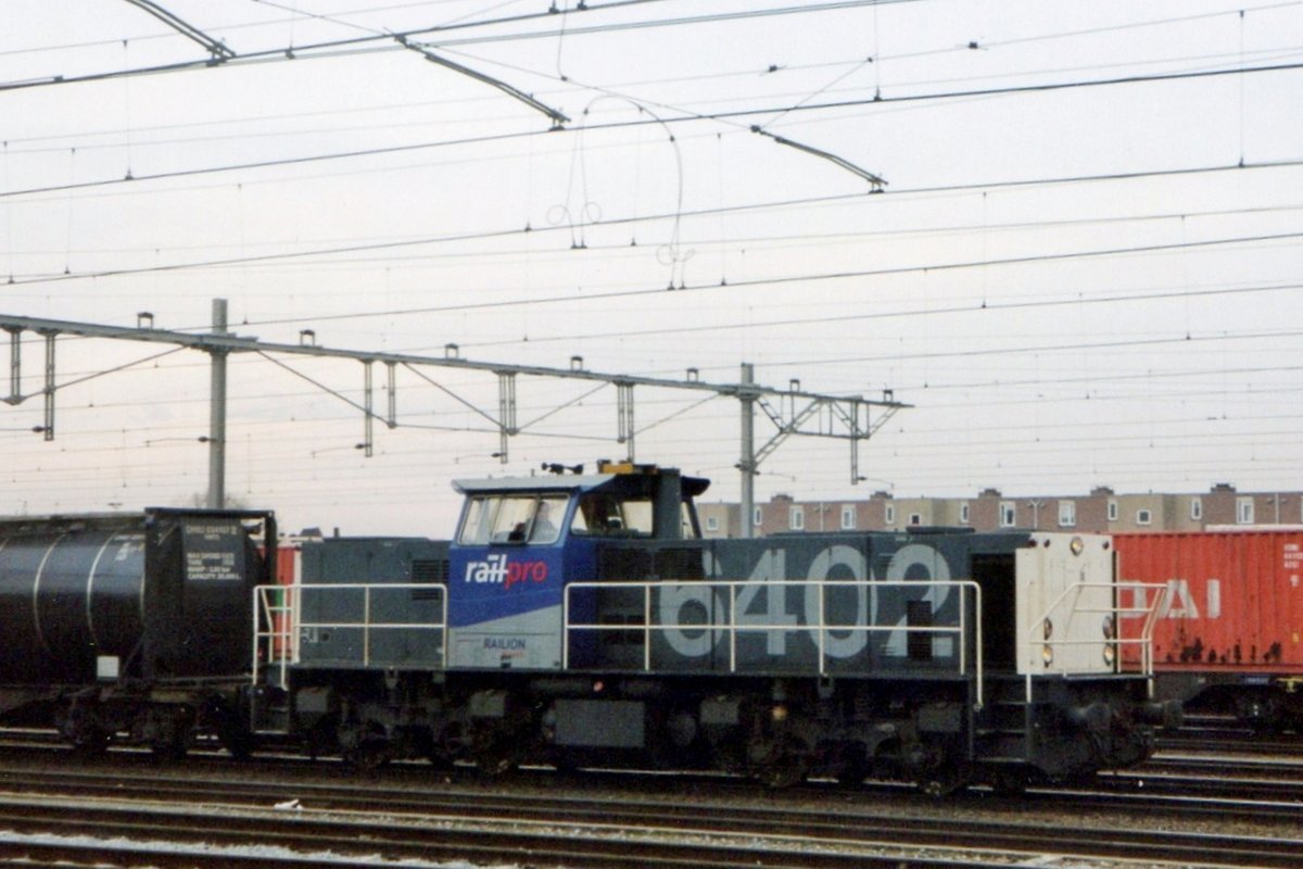 Am 28 Dezember 2004 steht 6402 in Venlo. Sie trägt eine Werbung für RailPro, die Gleisbausparte des NS-Konzerns -NS bezeichnet natürlich Nederlandsche Spoorwegen.
