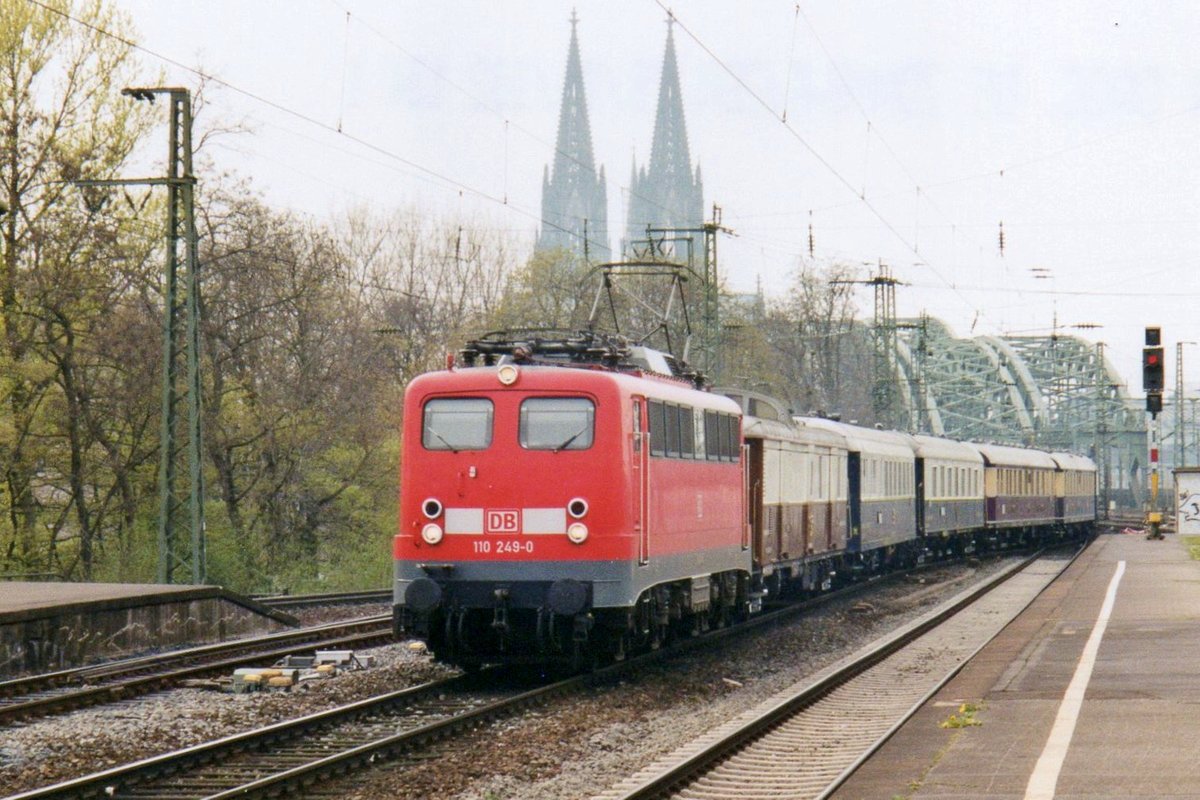 Am 28 Mai 2005 durchfahrt 110 249 mit der Rheingold Köln Deutz. 