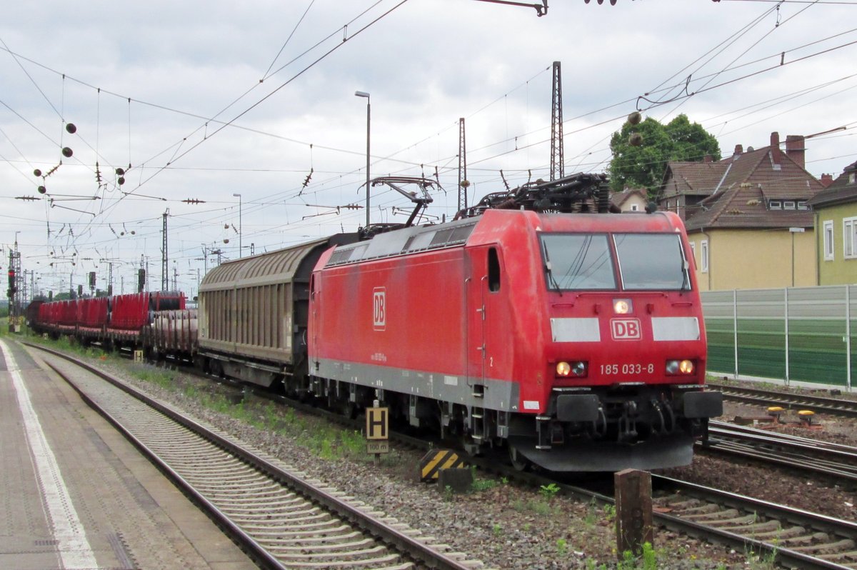 Am 28 Mai 2014 durchfahrt 185 033 Mainz-Bischofsheim. 
