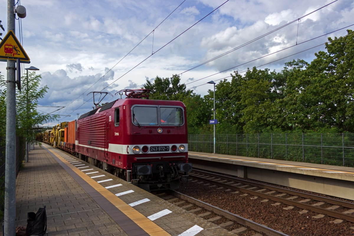 Am 28.08.2020 waren auf der Strecke von Berlin Richtung Frankfurt (Oder) au�erordentlich viele Loks in den Farben der ehemaligen Deutschen Reichsbahn unterwegs. Darunter auch 143 972, die von ihrem Eigent�mer DeltaRail das vollst�ndige DR-Erscheinungsbild inklusive Lokschilder mit der Nummer 243 972 erhalten hat, war mit einem Bauzug in Richtung Osten unterwegs. F�r den Bau dieser Lok mit der zweith�chsten Betriebsnummer wurden Teile der fr�h durch einen Brand zerst�rten 243 223 verwendet, weil ein neuer Rahmen verwendet wurde erhielt die Lok, wie eine Reihe weiterer 243 eine neue Nummer.
