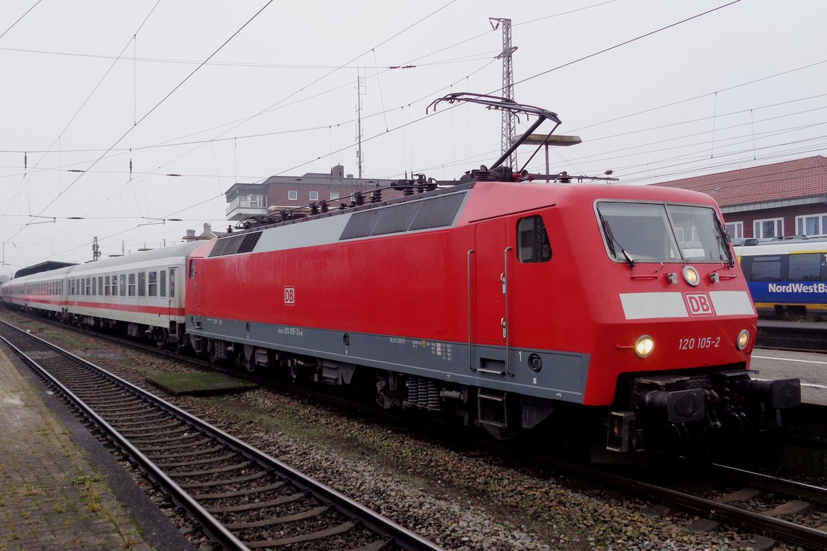 Am 29 Dezember 2018 hält 120 105 mit ein IC nach Hamburg-Harburg in Osnabrück Hbf. Wegen Bauarbeiten führ dieser IC nicht weiter nach Hamburg Hbf und Altona.
