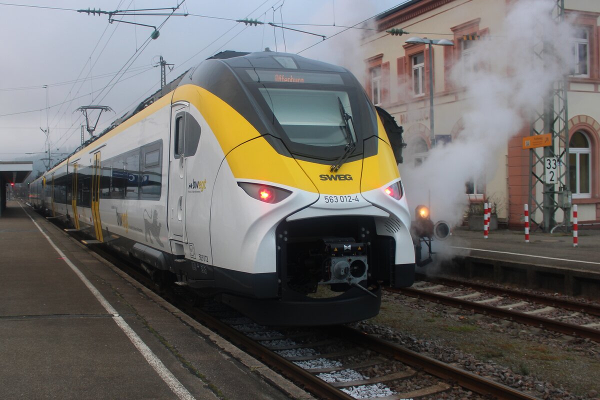 Am 29 Dezember 2024 steht SWEG 563 012 in Hausach, während 52 7596 Dampf macht.