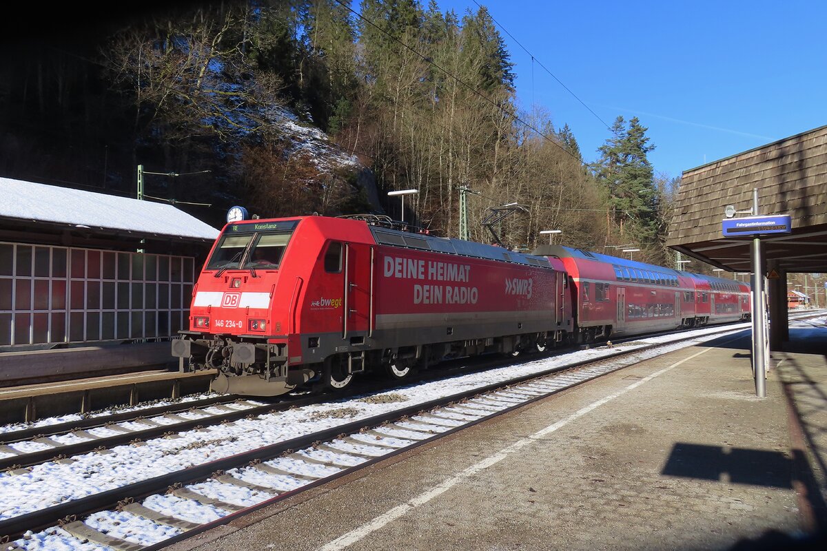 Am 29 dezember 2024 treft 146 234 mit ein eingekurzer RE nach KOnstanz in Triberg ein.