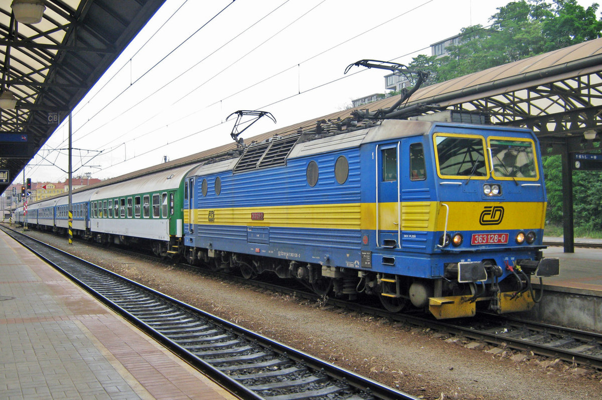 Am 29 Mai 2012 steht CD 363 128 mit RE nach Ceske Budejovice in Praha hl.n.